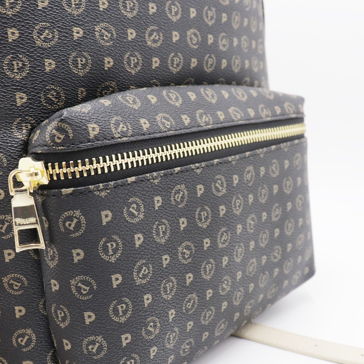 Pollini-Zaino-Spallacci-Avorio-Stampa-Monogram-Nero-TE8412PP03Q1100C
MISURE 32X25X14
COMPOSIZIONE 90%PVC 10%VL (14967388) (16103575)